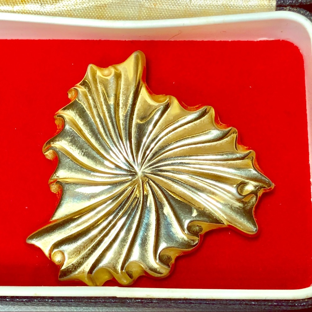 ❣️4/$15 Nice Vintage Spiral Abstract Scarf Clip